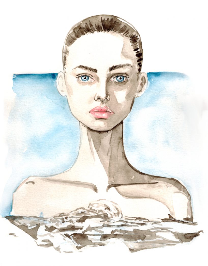 Frau mit hellblauen Augen im Meer