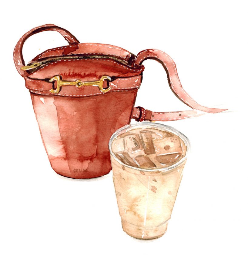 braune Céline Handtasche und Eiskaffee mit Eiswürfeln auf einem Tisch