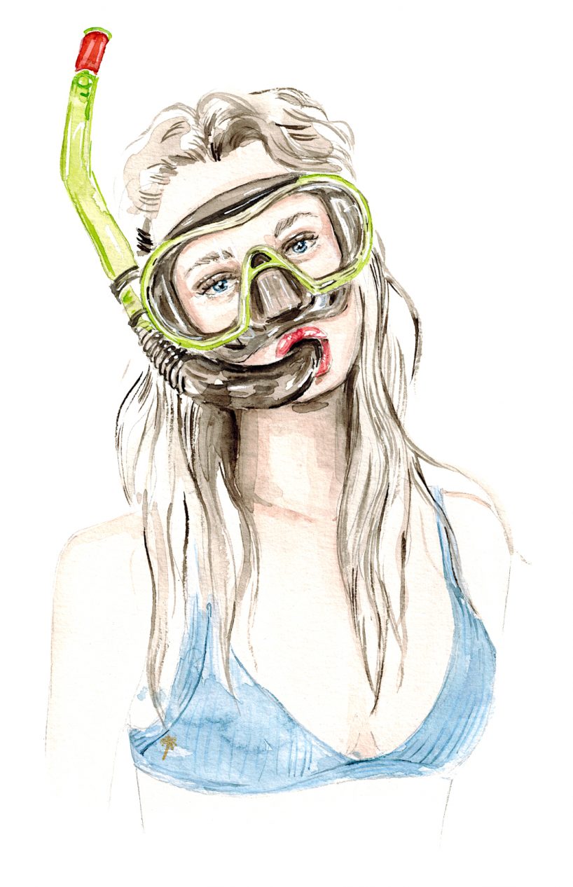 Frau in hellblauem Matia Beachwear Bikini und einem Schnorchel und Taucherbrille