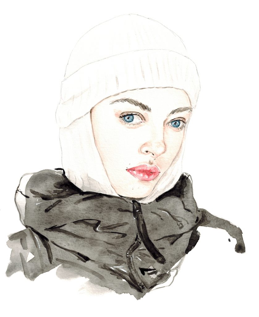 Frau in weißer Mütze und schwarzer Daunenjacke