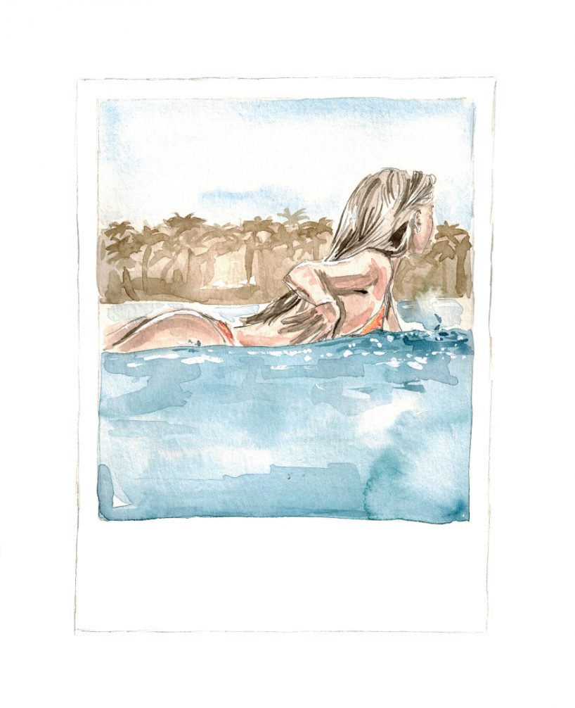blonde Frau paddelt auf ihrem Surfbrett hinter der Welle