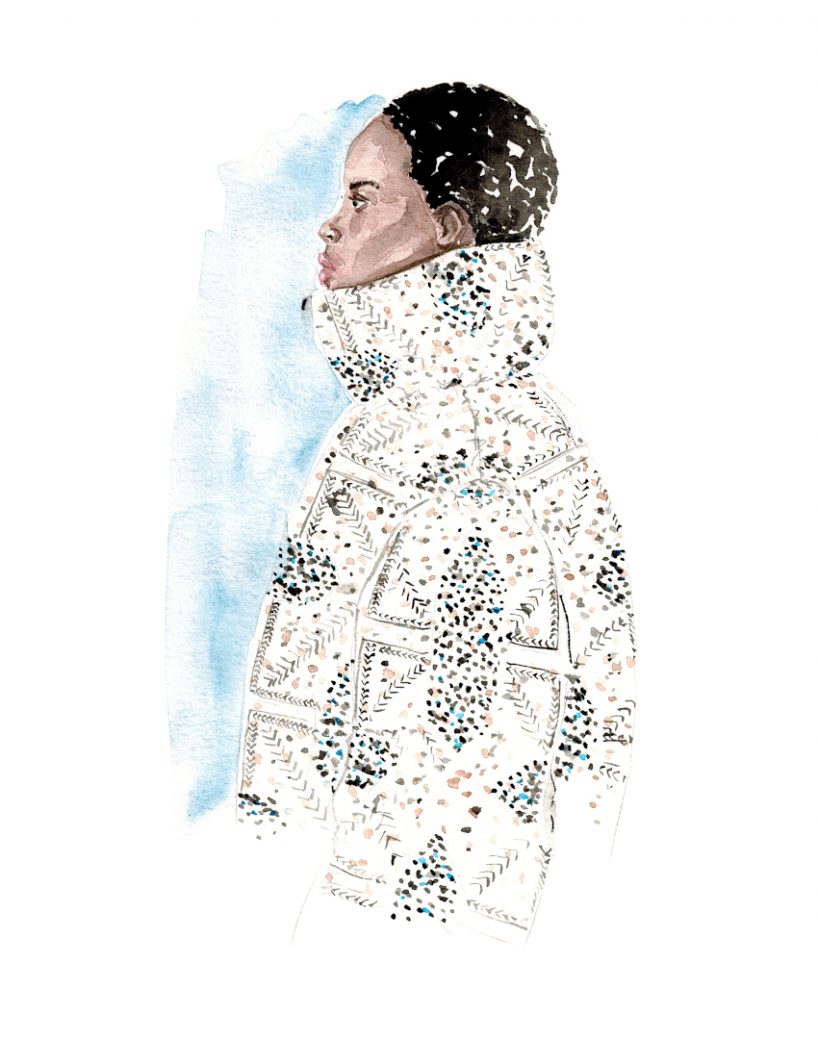 schwarze Frau trägt eine weiße Winterjacke mit bunten Punkten von lala Berlin