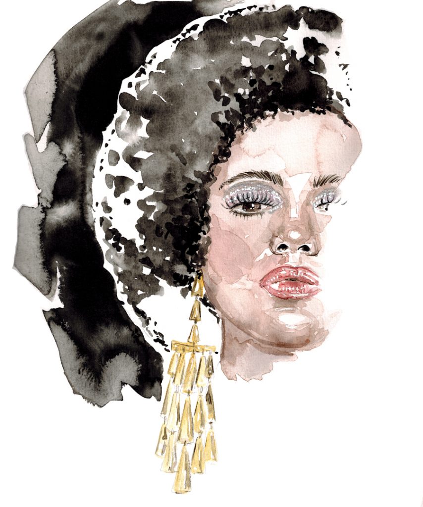 Halbes Portrait einer schwarzen Frau mit Afro, die einen goldenen Ohrring von Isabel Marant trägt.

